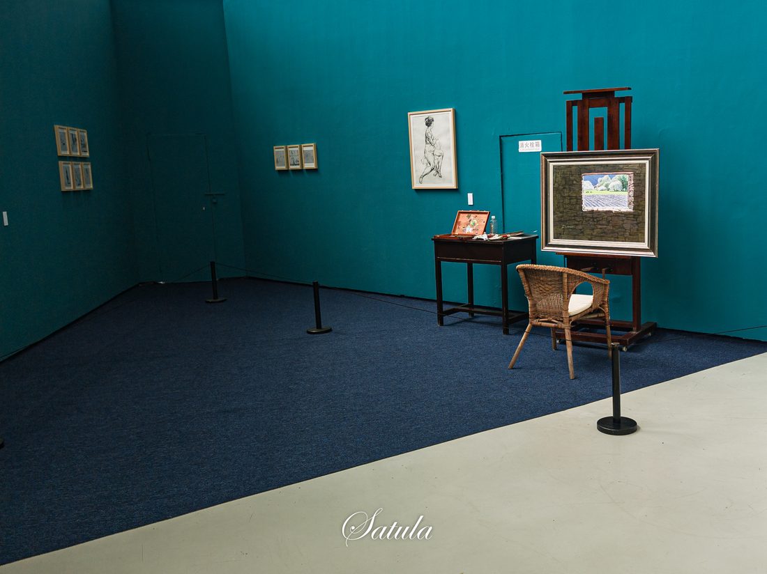 安静的展厅里陈列着画作、家具与雕塑。
