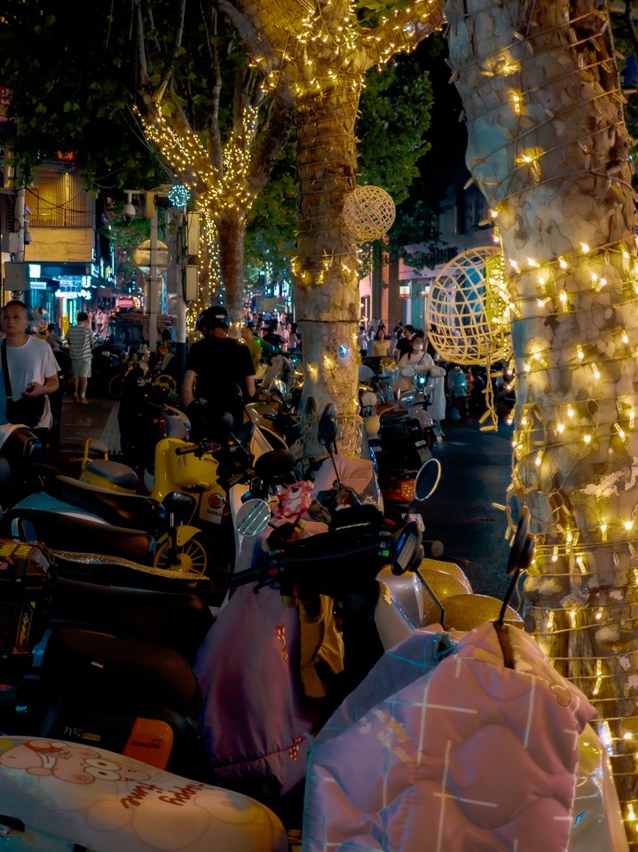 夜色中灯火与街边人群