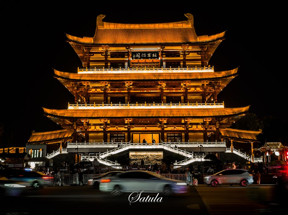 夜幕下亮起灯光的楼阁