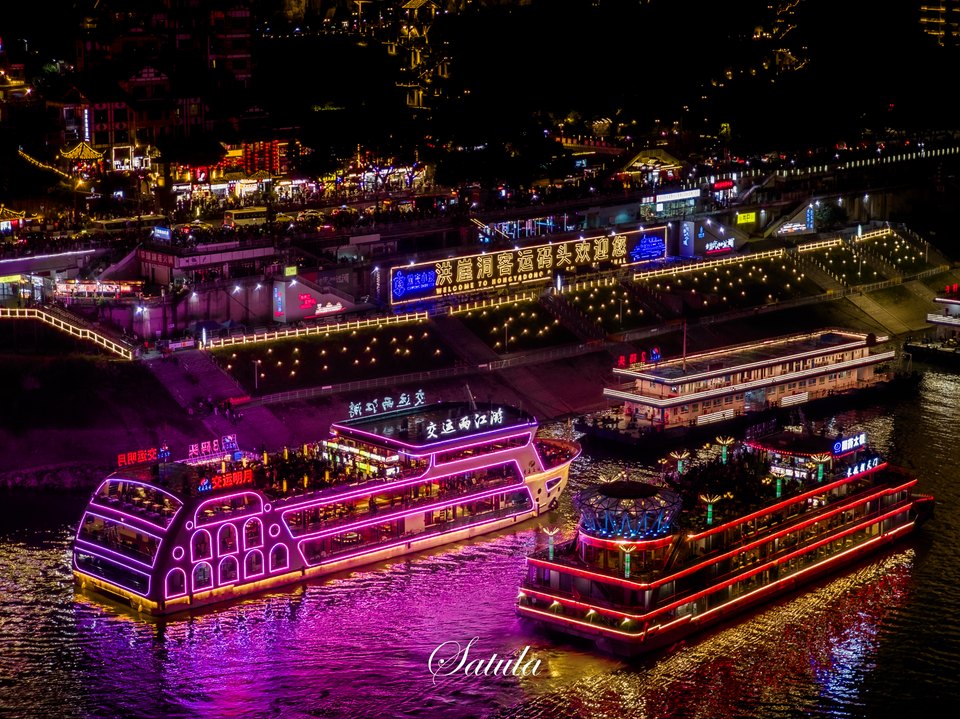 夜色中灯火通明的游船